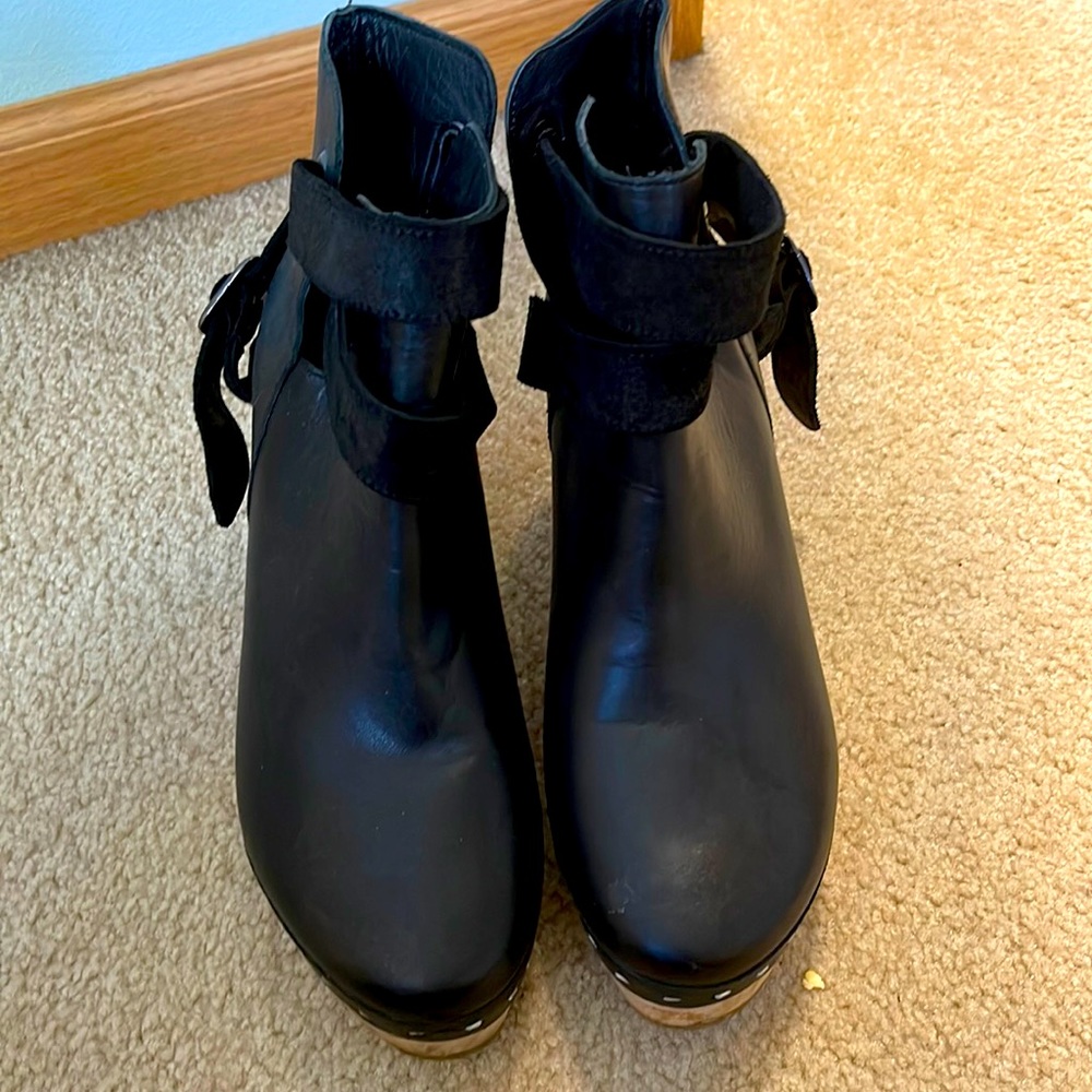 COPY - Free People size 38, black clogs. Good condition.